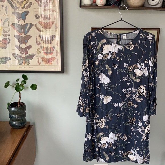 Old Navy Slight Bell Sleeve Shift Dress - Picture 2 of 5